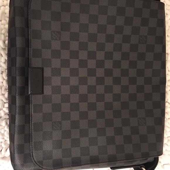LOUIS VUITTON DISTRICT MM DAMIER GRAPHITE MESSENGER BAG - Picture 4 of 4